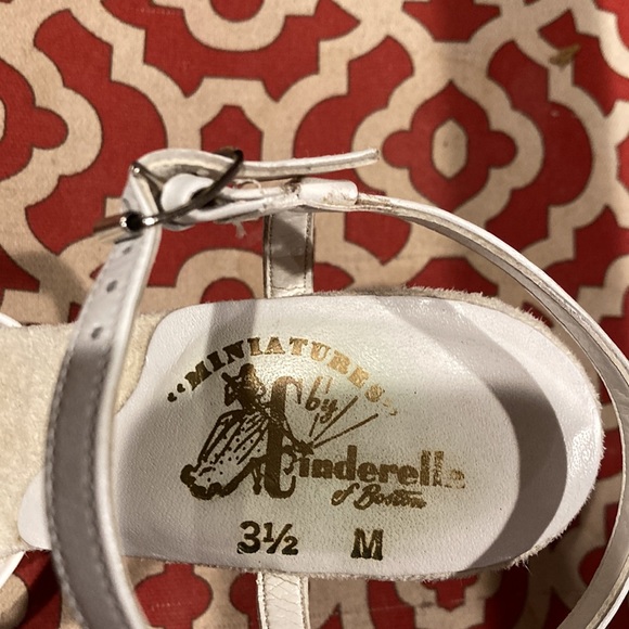 VNTG Miniatures by Cinderella of Boston, White Sandals with 3” heels, Sz 3 1/2 M - Picture 7 of 9